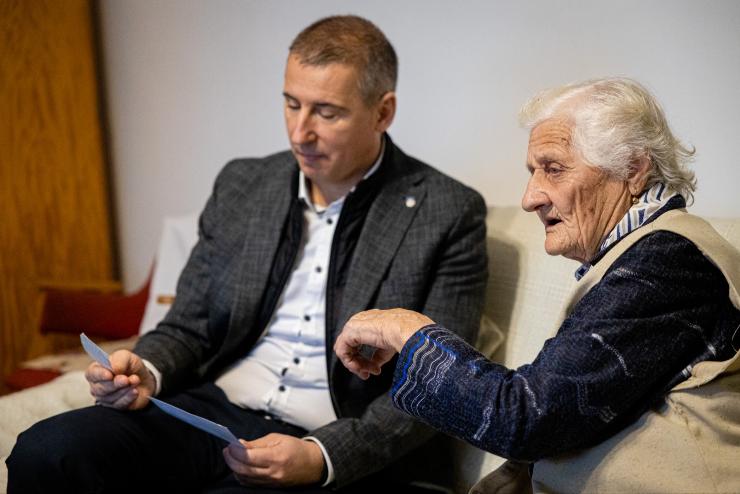A 90 éves Sipos Ernőnét köszöntötte a polgármester